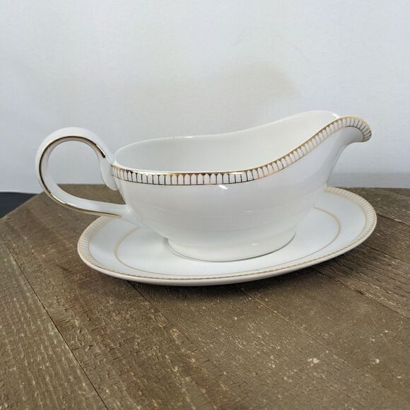 Royal Doulton Paramount Gold 2006 Gravy boat and underplate, gold rim porcelain - Picture 1 of 8